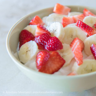 Strawberry Banana Yoghurt Bowl